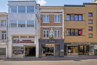 Immeuble de rapport composé d'une boutique commerciale et d'un appartement en duplex (avec licence) sur un terrain de 75m² situé dans la rue...