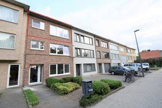 <h1><span>Renovated apartment with 2 bedrooms, a balcony and a parking space</span></h1>
<p><span>Fully renovated in 2023, this apartment combines a convenient location with the comfort of a small building containing just 3 homes. You’ll be close to the town centre, the railway station and the Hof De Bist and Oude Landen parks. Located on the second floor, the apartment offers two bedrooms, a balcony and a parking space in the garage behind the building.</span></p>
<h2><span>LAYOUT</span></h2>
<p><strong><span>GROUND FLOOR</span></strong></p>
<ul>
<li>
<p><strong><span>Parking space</span></strong><span> in the garage behind the building.</span></p>
</li>
</ul>
<p><strong><span>SECOND FLOOR</span></strong></p>
<ul>
<li>
<p><strong><span>Entrance hall</span></strong><span> with tiled flooring and a separate toilet.</span></p>
</li>
<li>
<p><strong><span>Living room of 26 m²</span></strong><span> with tiled flooring.</span></p>
</li>
<li>
<p><strong><span>Fully equipped kitchen</span></strong><span> with tiled flooring.</span></p>
</li>
<li>
<p><strong><span>Main bedroom of 12 m²</span></strong><span> with tiled flooring.</span></p>
</li>
<li>
<p><strong><span>Second bedroom of 6 m²</span></strong><span> with tiled flooring.</span></p>
</li>
<li>
<p><strong><span>Adjoining balcony.</span></strong></p>
</li>
<li>
<p><strong><span>Bathroom</span></strong><span> with a shower, washbasin and connections for a washing machine and tumble dryer.</span></p>
</li>
</ul>
<h2><span>FEATURES</span></h2>
<p><span>The apartment has gas central heating with a </span><strong><span>Vaillant condensing boiler</span></strong><span>. The </span><strong><span>double-glazed PVC window frames</span></strong><span> feature tilt-and-turn windows. The roof was recently renewed and insulated. There is </span><strong><span>no lift</span></strong><span>.</span></p>
<h2><span>GOOD TO KNOW</span></h2>
<ul>
<li>
<p><strong><span>Available from 1 November 2026.</span></strong></p>
</li>
<li>
<p><strong><span>Tenancy type:</span></strong><span> short-term residential tenancy.</span></p>
</li>
<li>
<p><strong><span>Rental deposit:</span></strong><span> 3 months’ rent, to be deposited in a blocked account with Korfine.</span></p>
</li>
<li>
<p><strong><span>Check-in condition report:</span></strong><span> prepared by an independent property inspection firm, €250 including 21% VAT.</span></p>
</li>
<li>
<p><strong><span>Check-out condition report:</span></strong><span> prepared by the same firm, €181.50 including 21% VAT.</span></p>
</li>
<li>
<p><strong><span>Rent includes communal charges</span></strong><span>, covering the timer-controlled communal lighting.</span></p>
</li>
</ul>
<p><span>Looking for a renovated apartment with a balcony and a convenient parking space? </span><strong><span>Contact us on 03 535 12 75 to arrange your viewing.</span></strong></p>
<h2><span>LIVING AREA</span></h2>
<p><span>The stated “living area” is based on the “usable floor area” recorded in the Energy Performance Certificate (EPC).</span></p>