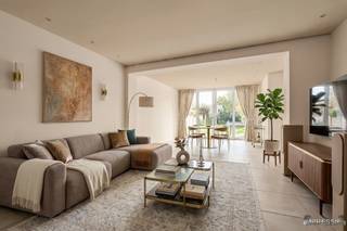 <p><span>Vous recherchez une maison spacieuse où vous pourrez vous sentir immédiatement chez vous ? Cette agréable maison familiale allie de grands espaces de vie, trois chambres à coucher spacieuses et un grenier étonnamment vaste, qui offre encore de nombreuses possibilités supplémentaires.</span></p><p><span>Agencement :</span></p><p><span>Depuis le hall d'entrée, vous accédez au vaste espace de vie ouvert, prolongé par la cuisine ouverte. La grande baie vitrée coulissante crée un joli lien avec l'agréable jardin orienté sud-ouest et apporte en outre une abondance de lumière naturelle. Un endroit idéal pour profiter de moments de calme, de dîners entre amis ou de journées ensoleillées à l'extérieur.</span></p><p><span>Au rez-de-chaussée, on trouve également une buanderie spacieuse, des toilettes pour invités et un garage étroit. Celui-ci ne peut pas accueillir une voiture standard, mais s’avère particulièrement pratique comme local à vélos, espace de rangement supplémentaire ou pour entreposer les poubelles et toutes sortes de matériel.</span></p><p><span>Le premier étage offre trois chambres spacieuses et entièrement équipées, des toilettes séparées et une salle de bains avec douche à l’italienne et double lavabo.</span></p><p><span>Un escalier fixe permet d'accéder aux combles. Cet espace n'est pour l'instant pas aménagé, mais offre un grand potentiel. On peut par exemple y imaginer une grande salle de loisirs, un bureau, une salle de jeux ou même deux chambres supplémentaires. Les possibilités ne manquent pas.</span></p><p><span>Situation :</span></p><p><span>La maison est située sur la Kapelsesteenweg à Ekeren-Donk, à un emplacement particulièrement avantageux entre Anvers, Brasschaat et Kapellen. Vous trouverez à proximité divers commerces, écoles, services et autres commodités quotidiennes. Les transports en commun (bus, tram et train) sont également facilement accessibles.</span></p><p><span>Grâce à la proximité de l’échangeur de Kleine Bareel, vous bénéficiez en outre d’une excellente accessibilité vers Anvers et les Pays-Bas.</span></p><p><span>Important :</span></p><ul><li><span>Grandes baies vitrées et beaucoup de lumière naturelle</span></li><li><span>La maison a été rénovée, toiture et fenêtres comprises</span></li><li><span>Label EPC B</span></li><li><span>Il ne reste plus qu'à effectuer quelques retouches selon vos goûts</span></li><li><span>Situation centrale</span></li></ul><p><span>Une maison qui offre avant tout de l'espace et des possibilités et qui, grâce aux travaux de rénovation déjà effectués, constitue une belle base pour en faire un véritable chez-soi.</span></p>
