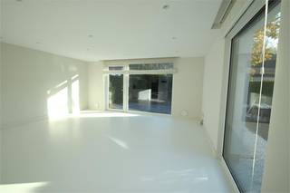 <div>
<div><span><span>Deze halfopen bebouwing voorzien van alle technieken staat te huur in een rustige buurt te Mariakerke.</span></span><br /> </div>
<div><span><span>In de woning vinden we een <strong>lichtrijke leefruimte</strong> met aansluitend een open keuken, bijkeuken, fietsenberging en bureauruimte. Verder hebben we op het eerste verdiep de master bedroom voorzien van inbouwkasten, twee slaapkamers en een <strong>badkamer met inloopdouche</strong>. De woning is voorzien van een ventilatie systeem type-D, <strong>vloerverwarming</strong>, 3-dubbele beglazing, elektrische rolluiken, zonnescreens en een zonneboiler.</span></span></div>
<div><br /><span><span><strong>Beschikbaar 01/08/2026<br />De huurprijs bedraagt 1.350 euro</strong><br /><br />Voor meer info en/of bezichtiging gelieve contact op te nemen met Olivier via het contactformulier of olivier@convas.be</span></span><br /> </div>
</div>