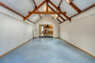 Deze opbrengsteigendom is uitstekend gelegen in de stadskern van Izegem en omvat een handelspand met achterliggende woonst van ca. 228 m² , een duplexappartement en een ruime garage. Dankzij de centrale ligging bevinden diverse handelszaken, de Heilig-Hartkerk en de Sint-Jozefskliniek zich op wandelafstand.<br /><br />Op het gelijkvloers beschikt de woonst over een ruime winkelruimte met open kasten, een vestiaire met aparte berging, een lichtrijke leefruimte met dakvensters en een aansluitende open keuken. Verder zijn er een hal, badkamer met douche, dubbel lavabomeubel en ligbad, een praktische berging/wasplaats en een apart toilet. Achteraan bevindt zich een ruime, polyvalente open ruimte met veel natuurlijke lichtinval. Via de trap in deze ruimte bereikt u de eerste verdieping, waar zich één à twee slaapkamers bevinden.<br /><br />Een bijkomende troef is de ruime, ingesloten stadskoer, die zorgt voor een aangename buitenruimte midden in de stad.<br /><br />De eigendom beschikt bovendien over een zeer ruime garage, geschikt voor het stallen van circa drie wagens. Deze is bereikbaar via de Onze-Lieve-Vrouwestraat en is uitgerust met een automatische sectionaalpoort. De garage wordt afzonderlijk aangeboden.<br /><br />Tot slot omvat de eigendom een duplexappartement. Op de eerste verdieping bevinden zich een inkomhal, gastentoilet, keuken uitgerust met fornuis, oven en spoelbak, een berging en een ruime woonkamer. Via de vaste trap bereikt u de tweede verdieping, waar een ruime slaapkamer, een badkamer met bad en wastafel en een extra berging aanwezig zijn.<br /><br />Een veelzijdige eigendom met een interessante combinatie van commerciële ruimte, woongelegenheid, een duplexappartement, ruime buitenruimte en een grote garage, gelegen op een uiterst centrale locatie in Izegem.<br /><br /><br /><br />Dit pand is onderworpen aan de renovatieverplichting van de Vlaamse overheid voor residentiële gebouwen (behoudens bij sloop binnen 5 jaar na de aankoop). Consulteer voor meer informatie de website van het Vlaams Energie- en Klimaatagentschap via https://www.vlaanderen.be/een-woning-kopen/renovatieverplichting-voor-residentiele-gebouwen<br /><br />Bestuursmaatregelen in het maatregelenregister: nee<br /><br />Deze AI-visualisaties zijn bedoeld als inspiratie. Er werd geen rekening gehouden met technische specificaties, stedenbouwkundige voorschriften of de concrete mogelijkheden tot realisatie.