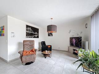 Gloednieuw tweeslaapkamer appartement met twee terrassen te huur in Veurne. Gelegen nabij verschillende (buurt)winkels, op wandelafstand tot de markt en naast centrum Zonnebloem. Het appartement is vrij vanaf 01/06/2026. Indeling: > Tweede verdieping- Open keuken met kookeiland, keramische kookplaat, koelkast, lavabo, oven, microgolf en vaatwasmachine- Woonkamer met toegang tot terras 1- Badkamer met bad en douche, wasmeubel en dubbele lavabo- Berging met aansluiting voor wasmachine - Slaapkamer 1 met aansluiting tot terras 2- Slaapkamer 2> Kelder- KelderbergingAlgemeen: - Beschikbaar vanaf 01/06/2022- Gemeenschappelijke kosten: provisie €60/maandTroeven: - Splinternieuw appartement- Terras aan voor- en achterkant van het gebouw - Goede ligging, nabij winkels en de markt van Veurne Ben je geïnteresseerd in dit pand te huur in Veurne? Ga naar de website www.dewaele.com, klik op het pand dat je wenst te huren. Via de rode knop "vraag je bezoek aan" vragen we u kort een profiel in te vullen. Daarna nemen we contact op voor een bezoek. Telefonisch kunnen er geen afspraken gemaakt worden.