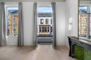 Wij stellen u graag deze exclusieve studio voor op de Bondgenotenlaan in Leuven, gelegen in een historisch gebouw met slechts 8 entiteiten. Het pand werd met veel zorg volledig gerenoveerd, met behoud van het authentieke karakter. Bij het betreden van het gebouw valt meteen de statige inkomhal op, met originele details die de klasse van het geheel onderstrepen. Het appartement bevindt zich op de eerste verdieping en voelt uitzonderlijk ruim aan dankzij plafondhoogtes van meer dan 4 meter. De grote raampartijen met balkon zorgen bovendien voor een overvloed aan natuurlijk licht. In de leefruimte springt de openhaard met groen accent meteen in het oog en draagt ze bij aan de unieke uitstraling van het appartement. Originele elementen werden harmonieus gecombineerd met een hedendaagse, hoogwaardige afwerking, wat resulteert in een bijzondere woonbeleving. De keuken is volledig uitgerust en biedt alle modern comfort. Verder beschikt het appartement over een stijlvolle badkamer met douche, lavabo en toilet. Achteraan kan u bovendien genieten van een uitzonderlijk ruime gemeenschappelijke tuin, een zeldzame troef op deze locatie. Kortom: een buitenkans voor wie exclusief en stijlvol wil wonen of investeren op één van de meest gegeerde locaties in Leuven. Interesse? Contacteer ons via info@homies.be of 016 22 82 22.<br />