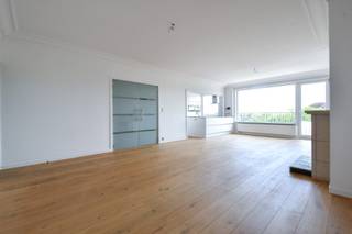 Dit goed gelegen ruim appartement beschikt over 84 m² bewoonbare oppervlakte, 2 slaapkamers en 2 terrassen.<br />Dit woonappartement bevindt zich op de 7de verdieping en heeft een uniek panoramisch verzicht. Gelegen vlakbij het station en op wandelafstand van het centrum. Er is eveneens een vlotte verbinding naar de invalswegen en autosnelweg.<br />INDELING: inkom met inbouw vestiairekast en afzonderlijk toilet, ruime lichtrijke woonkamer met sierhaard en toegang tot het terras vooraan. Zowel vanuit de woonkamer, alsook vanuit de keuken is er een uniek buitenzicht. De moderne volledig uitgeruste open keuken met eiland staat centraal. Vanuit de aparte nachthal zijn de twee volwaardige slaapkamers bereikbaar, alsook de douchekamer met inloopdouche en lavabomeubel. Er is een terras voor- én achteraan.<br /><br />EXTRA INFORMATIE:<br />- LABEL B -  EPC: 129 kWh/m² (UC3627168) <br />- Fietsenberging en kelderberging (nr. 33) in het gebouw.<br />- Er zijn voldoende parkeerplaatsen voor het appartement.<br /><br />Ligging:<br />- Uitstekende ligging aan het station en op enkel passen van het Zand, <br />- Talrijke bakkers, slagers, winkels, scholen in de directe omgeving, <br />- Vlakbij openbaar vervoer: station, bushaltes, <br />- Goede bereikbaarheid naar de E40 en A11.
<div>
<div><br /><span><span><span><span><span><span><span><span><span><span><span><span><span><span><span><span><span><span><span><span>Contacteer PERSPECTIEF VASTGOED – 7 op 7 bereikbaar – voor meer informatie of een bezoek.<br />Bel 050/550.750 of mail naar info@perspectiefvastgoed.be.</span></span></span></span></span></span></span></span></span></span></span></span></span></span></span></span></span></span></span></span></div>
</div>