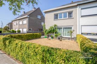 Deze ruime halfopen bebouwing heeft een bewoonbare oppervlakte van 212 m² en is gelegen op een perceel van 340 m².<br /><br />Op het gelijkvloers betreedt u een lichtrijke leefruimte met schuifraam dat toegang biedt tot de voortuin. Verder beschikt de woning over een ruime keuken met aansluitend een praktische berging en wasruimte.<br /><br />De badkamer is uitgerust met een douche en dubbele wastafel. Daarnaast is er een apart toilet.<br /><br />In 2011 werd de woning uitgebreid met een tweede, ruime leefruimte. Dankzij het grote schuifraam geniet u hier van een aangename verbinding met de tuin.<br /><br />Op de eerste verdieping bevinden zich drie slaapkamers en een apart toilet. Bovendien beschikt de woning over een ruime zolder, die heel wat extra bergruimte en mogelijkheden biedt.<br /><br />Tot slot beschikt de woning over een afgesloten garage.<br /><br />De woning geniet van een uitstekende ligging in een rustige buurt, met supermarkten, apotheek, parken en openbaar vervoer in de nabije omgeving. Ook het centrum van Gent is vlot bereikbaar.