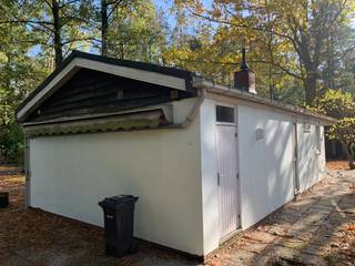 Uniek gelegen boswoning op 1220 m² bouwgrond. Kleine vernieuwde keuken, kleine vernieuwde badkamer. Living op tegels met open haard, 2 slpk. Matig geisoleerde kruipzolder, ramen dubbel glas en rolluiken. Garage , oprit met 2 staanplaatsen, terras. Permanent bewoonbaar.