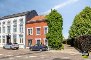 Interessant vastgoedcomplex bestaande uit twee appartementen, gelegen aan de Maastrichtersteenweg 244-246 te Tongeren.<br /><br />Dankzij de uitstekende ligging langs de gewestweg N79 tussen Riemst en Tongeren, en op korte afstand van de autosnelweg, geniet deze eigendom van een vlotte en comfortabele bereikbaarheid.<br />Winkels, scholen en andere dagelijkse voorzieningen bevinden zich op slechts enkele minuten rijden.<br /><br />Bovendien wordt de voorgelegen gewestweg binnenkort volledig heringericht met bijkomende groenvoorzieningen, wat niet alleen de woonomgeving aanzienlijk zal verfraaien, maar ook de uitstraling en aantrekkelijkheid van de locatie verder zal versterken.<br /><br />Het geheel bevindt zich op een perceel van 1a 21ca en omvat twee appartementen met elk een bewoonbare oppervlakte van circa 90 m².<br />Beide wooneenheden beschikken over een eigen, afzonderlijke inkom, wat de privacy en het wooncomfort ten goede komt.<br /><br />De appartementen zijn praktisch ingedeeld en bestaan elk uit een inkomhal, een ingerichte keuken, een aangename leefruimte, een badkamer en twee volwaardige slaapkamers.<br /><br />Verder beschikt het gebouw over een gemeenschappelijke bergkelder van maar liefst 45 m².<br />Parkeren is mogelijk zowel vooraan als naast het gebouw. De verwarming gebeurt via een stookolie-installatie.<br /><br />Een extra troef is de naastgelegen landbouwweg, die toegang biedt tot de achterliggende weiden en uitgestrekte velden. Een ideale omgeving voor wie houdt van rust, natuur en ontspannende wandelingen in het groen.<br /><br />Voor meer info of een bezoek ter plaatse, contacteer ons op 0473 79 29 30 of mail naar luc@vestio.com <br /><br /><br /><br /><br /><br /><br />