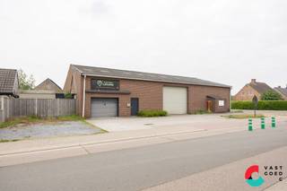 Projectgrond gelegen in Beek centrum op de hoek van de Kerkstraat en de Veeweidestraat.<br />Het beschikt over een zeer gunstige ligging op wandelafstand van diverse faciliteiten en op 1 km van Bree centrum.<br />Er zijn verschillende mogelijkheden van toepassing zoals het verder verhuren van de opslagplaats of het realiseren van een centraal gelegen project.<br /><br />Momenteel is er een maandelijkse huurinkomst van +/- €1700,00.<br /><br />Onder documenten kan u de informatieverstrekking raadplegen van de stad Bree omtrent de stedenbouwkundige mogelijkheden.<br /><br />Indeling magazijn:<br />+ Opslagplaats 1 (54m²)<br />+ L-vormige opslagplaats 2 (248m² + 39m²)<br />+ Opslagplaats 3 aan achterzijde (142m²)<br />+ Garage (38,50m²)<br /><br />heeft u interesse in deze centraal en gunstig gelegen projectgrond?<br />Neem contact met ons op en we helpen u graag dichtblij verder.