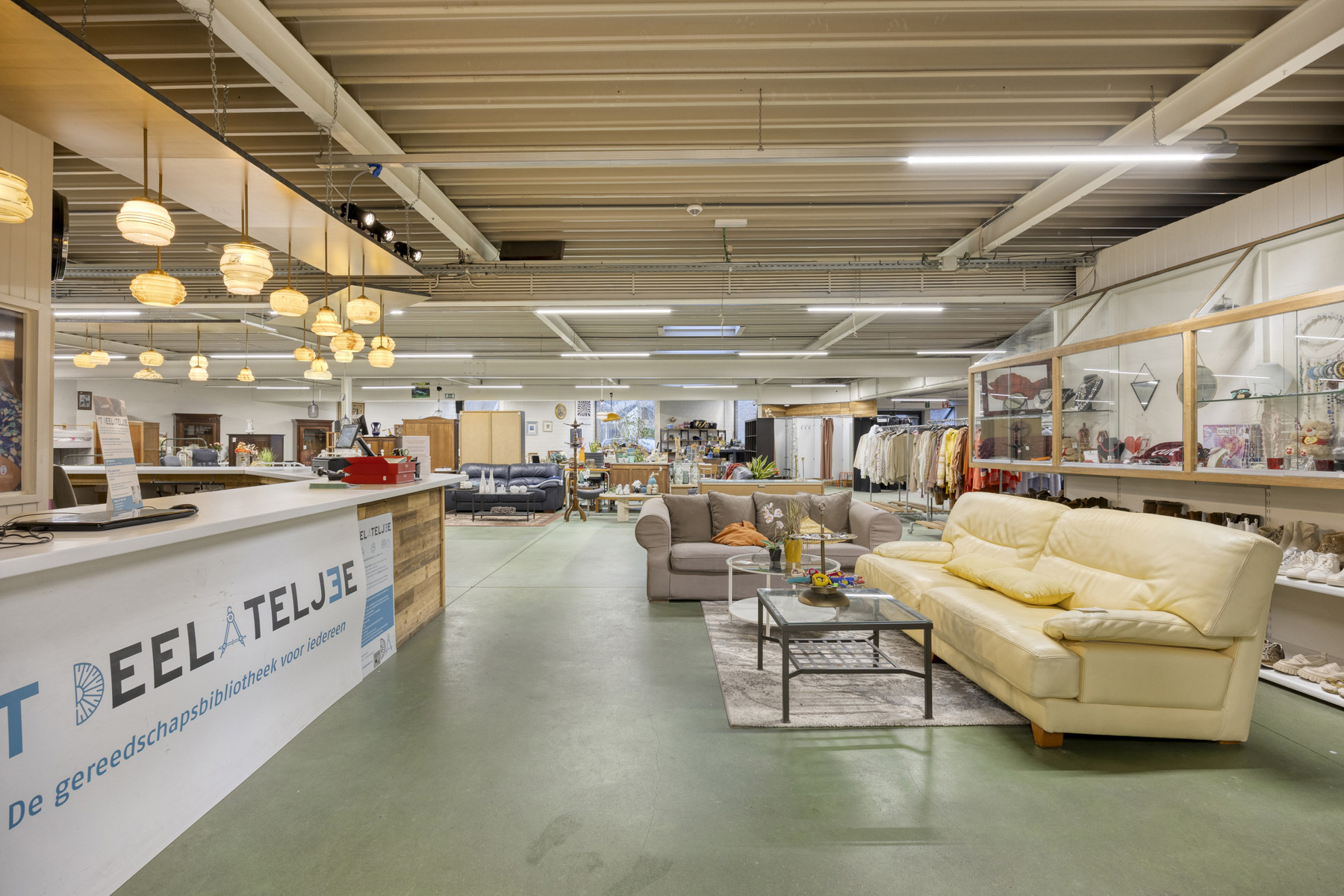 Centraal gelegen handelspand (1400m²) met parking te Tienen - foto 4