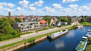 Uniek wonen aan het water in Veurne! Deze prachtige penthouse combineert een rustige ligging aan het water met de nabijheid van het bruisende stadscentrum. Op wandelafstand van de Markt en alle dagelijkse voorzieningen geniet je hier van een uitzonderlijke woonomgeving met rust, ruimte en prachtige vergezichten.<br /><br />De penthouse bevindt zich op de bovenste verdieping van een moderne residentie en beschikt over een royale woonoppervlakte van 116 m², aangevuld met een indrukwekkend zuidgericht terras van 35 m². Het terras is omringd door groendaken en vormt de ideale plek om de hele dag van de zon en het uitzicht te genieten.<br /><br />Binnen zorgt de lichtrijke leefruimte voor een aangenaam gevoel van ruimte. De moderne open keuken is uitgerust met een praktisch kookeiland, Quooker keukenkraan, kookplaat met geïntegreerde afzuiging en hoogwaardige composieten werkbladen. Verder zijn er 3 volwaardige slaapkamers, een stijlvolle badkamer met ruime inloopdouche, een afzonderlijk toilet en een praktische berging.<br /><br />Ook op vlak van energie en comfort scoort deze penthouse bijzonder sterk. Uitgevoerd als BEN-woning (Bijna-Energieneutraal) en beschikt over vloerverwarming in combinatie met een energiezuinige warmtepomp, een D-ventilatiesysteem en hoogwaardig aluminium schrijnwerk. De voorzieningen voor airconditioning zijn reeds aanwezig.<br /><br />De residentie beschikt uiteraard over een lift. Daarnaast bestaat de mogelijkheid om een ondergrondse of bovengrondse garage van 19 of 33 m² en/of een parkeerplaats aan te kopen.<br /><br />Een uitzonderlijke penthouse te koop in Veurne, op een topligging aan het water, met zuidgericht terras, 3 slaapkamers, BEN-energieprestaties en adembenemende vergezichten. Een unieke kans voor wie comfortabel, energiezuinig en centraal wil wonen!<br /><br />Bestuursmaatregelen in het maatregelenregister: nee