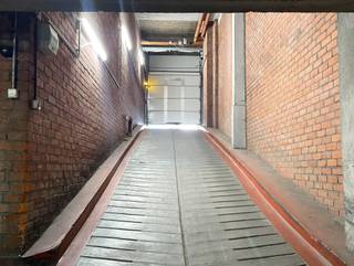 Deze overdekte autostaanplaats bevindt zich in de Lange Kruisstraat 31-47, in residentie Cyriel Buysse, op een uiterst centrale ligging in...