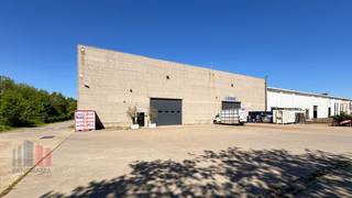 Deze polyvalente bedrijfsgebouw combineert een ruime <strong>magazijnruimte van 2.500 m²</strong> met mogelijkheid tot huren van <strong>kantoorruimte tot 600 m²</strong> indien gewenst, en is uitermate geschikt voor bedrijven actief in opslag, distributie of lichte productie die op zoek zijn naar een efficiënte en goed bereikbare uitvalsbasis.<br /><br />De <strong>magazijnruimte</strong> beschikt over een oppervlakte van <strong>2.500 m²</strong>. De open structuur laat een flexibele inrichting toe en biedt diverse mogelijkheden naargelang de noden van de gebruiker. Het magazijn geniet een vrije hoogte van 8,5m en is toegankelijk via <strong>2 brede automatische sectionaalpoorten (4m H x 6m B)</strong>, wat zorgt voor een vlotte goederenstroom en een efficiënte logistieke werking. De site is bovendien geschikt voor vrachtverkeer met voldoende <strong>manoeuvreerruimte</strong>.<br /><br />Het optionele kantoorgedeelte omvat in totaal 600 m² en is verdeeld over twee niveaus van elk 300 m². <br /><br />Het gebouw is gelegen binnen de gevestigde bedrijvenzone Mechelen-Noord. De locatie geniet van een uitstekende bereikbaarheid dankzij de onmiddellijke nabijheid van de<strong> E19 </strong>en de <strong>R6</strong>, met vlotte verbindingen richting Antwerpen en Brussel. <br /><br />Voor bijkomende informatie of een bezoek ter plaatse kan u contact opnemen met <strong>PANORAMA B2B</strong> op <strong>0477 07 30 30</strong>.