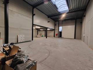 <strong>Magnifiek gelegen magazijn van 275 m² met 1 privatieve parkeerplaats</strong> te huur op de <strong>industriezone Waggelwater</strong>, in het bedrijvenpark BALDR.<br /><br />De <strong>casco loods</strong> (brandklasse B) is uitgerust met een automatische sectionale poort van (4 m B x en 4,50 m H), een aparte toegangsdeur, lichtstraat en polybetonvloer. De vrije hoogte bedraagt 6 m en de nutsleidingen (water, elektriciteit en data) komen individueel binnen in de opslagruimte. Daarnaast beschikt de loods over een toilet met spoelbak en is er 1 privatieve parkeerplaats voorzien. De loods is voorzien om een rolbrug in te plaatsen.<br /><br />De site is volledig verhard en biedt ruime parkeer- en manoeuvreerruimte. Onmiddellijk beschikbaar.<br />Ook mogelijkheid tot huren van een kantoor met een oppervlakte van +/- 272 m² .<br /><br />Contacteer <strong>PANORAMA B2B</strong> voor bijkomende inlichtingen, lastenboek, plannen of een vrijblijvend plaatsbezoek <strong>0479 70 70 73</strong>.