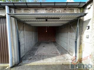 Droge afgesloten garage TE HUUR aan de zuidkant van het Station te KORTRIJK met afmetingen : Breedte : 3,03 meterDiepte : 4,55 meterHoogte...