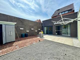 Dit zeer gezellig appartement is enorm rustig gelegen in een doodlopende straat vlakbij het centrum van Zelzate en de nabije invalswegen. Het...