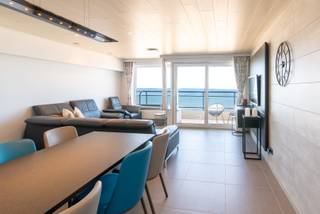 Ontdek dit prachtig gerenoveerde appartement van 83 m² aan de zeedijk, waar comfort en een spectaculair zeezicht perfect samenkomen. De...