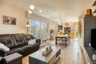 In het rustige, landelijke Handzame treffen we deze charmante open woning aan, gelegen op een royaal perceel van 723 m². Dankzij de volledige renovatie in 2020 geniet deze woning van een harmonie tussen karaktervolle elementen en modern wooncomfort. Bij het binnenkomen word je verwelkomd door een warme, gezellige sfeer die doorgetrokken is in elke ruimte. De lichtrijke woonkamer en kwaliteitsvolle afwerking zorgen voor een instant thuisgevoel. Buiten biedt de ruime tuin een oase van rust, ideaal voor wie houdt van natuur, ontspanning of buitenleven. Deze woning is perfect voor wie landelijk wil wonen zonder in te boeten aan comfort en stijl.Indeling:Gelijkvloers:- inkomhal- apart toilet- badkamer met dubbele lavabo en inloopdouche- slaapkamer of bureauruimte- lichtrijke leefruimte- ruime keuken- berging- kelder- gezellige tuin- aparte garageboxEerste verdieping:- 3 ruime slaapkamersZolderverdieping:- bergzolderTroeven van het huis:- Recent gerenoveerd met kwalitatieve materialen- Instapklaar- 4 slaapkamers aanwezig- Garage aanwezig- Ruime tuin aanwezig- zonnepanelen aanwezig