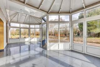 <p>Voor meer info of bezoek bel 02/884.23.26<br /></p><p>In het landelijke Sint-Katherina-Lombeek bevindt zich deze <strong>te renoveren open bebouwing</strong> op een <strong>uitzonderlijk perceel</strong> van <strong>25a29ca. </strong>Een <strong>unieke kans</strong> voor wie op zoek is naar ruimte, rust en de mogelijkheid om een woning volledig naar eigen smaak om te vormen.<br /></p><p>De woning beschikt over <strong>drie slaapkamers</strong> en geniet van een mooie <strong>natuurlijke lichtinval</strong>, wat zorgt voor een aangename basis om een hedendaagse en comfortabele thuis te creëren. Daarnaast is de woning is gelegen op een <strong>achterliggend perceel</strong> ter hoogte van de Bosstraat, wat zorgt voor <strong>extra privacy</strong> en een bijzonder rustige ligging, weg van de straatdrukte.</p><p></p><p>Indeling:</p><p>Gelijkvloers: inkomhal, toilet, woonkamer, keuken, ruime veranda en berging.<br />1e verdieping: 3 slaapkamers, nachthal, badkamer en 2e bijkeuken<br />Zolder voor extra bergruimte!</p><p></p><p>Tot slot combineert de woning deze <strong>rustige ligging</strong> met een <strong>uitstekende bereikbaarheid</strong>. Zo bevindt ze zich in de nabije omgeving van de E40, belangrijke invalswegen, openbaar vervoer en het treinstation. Ook scholen, sportinfrastructuur en andere voorzieningen zijn vlot bereikbaar.  Maatregelen opgenomen in het maatregelenregister: nee. <br /><br />Interesse? Neem gerust contact op voor meer informatie of een bezoek ter plaatse!</p>