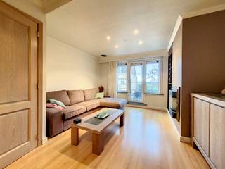 <p>Nabij het centrum van Harelbeke treffen we deze gezellige etagewoning, bestaande uit :<br />gelijkvloers : inkom met trap + bergplaats voor fietsen ed.<br />1e verdiep : gezellige living met aardgascassette, volledig ingerichte keuken met alle apparatuur, 2 ruime terrassen, wasplaats met sauna en berging/bureau<br />2e verdiep : één ruime slaapkamer, dressing, toilet en ingerichte badkamer met ligbad en douche.<br />Troeven :<br />- Recent werd het dak volledig vernieuwd en geïsoleerd<br />- elektriciteit is conform tot 2044<br />- overal dubbele beglazing PVC<br />- bewoonbare oppervlakte = 94m² (+ 2 zonneterrassen)<br />- geen renovatieplicht<br />- vlot bereikbare ligging<br />Deze eigendom is het ideale vastgoed voor jonge starters of als investering (momenteel goed verhuurd met conformiteitsattest).</p>