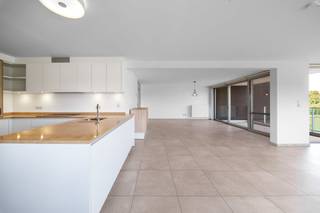 Bent u op zoek naar een unieke woonervaring waar luxe, ruimte en rust naadloos samenkomen? Dit exclusieve appartement biedt u een ongeëvenaard wooncomfort met een adembenemend, vrij uitzicht op een groene en waterrijke omgeving. Met een indrukwekkende bewoonbare oppervlakte van maar liefst 148 m² is dit een absolute buitenkans op de vastgoedmarkt.<br /><br />Een zee van ruimte en licht<br />De royale leefruimte vormt het kloppende hart van deze woonst. Grote raampartijen zorgen niet alleen voor een overvloed aan natuurlijk licht, maar trekken de omliggende natuur als het ware naar binnen. Vanuit uw zetel geniet u elke dag van een rustgevend panorama.<br /><br />Twee terrassen om volop te genieten<br />Het appartement beschikt over niet één, maar twee schitterende terrassen. Dit biedt u de perfecte mogelijkheid om op elk moment van de dag te kiezen tussen zon of schaduw. Hier kunt u in alle privacy ontbijten, een boek lezen of dineren, steeds begeleid door het kalmerende uitzicht op het water en het groen.<br /><br />Drie slaapkamers en een luxueuze badkamer<br />Het nachtgedeelte is ontworpen met oog voor maximaal comfort. U beschikt over drie volwaardige, uitstekend geproportioneerde slaapkamers. Ideaal voor een gezin, het ontvangen van logees, of het inrichten van een rustig thuiskantoor. De uiterst ruime badkamer biedt alle plaats en faciliteiten om in alle comfort aan de dag te beginnen of deze ontspannen af te sluiten.<br /><br />Zorgeloos parkeren en extra bergruimte<br />Aan de praktische kant is eveneens gedacht. Bij dit appartement heeft u de exclusieve mogelijkheid om extra faciliteiten mee aan te kopen die uw wooncomfort compleet maken:<br /><br />Een veilige ondergrondse garagebox<br />Een handige bovengrondse staanplaats<br />Een extra private berging<br /><br />Kort samengevat:<br />Bewoonbare oppervlakte: 148 m²<br />Leefruimte: Royaal en lichtrijk<br />Buitenruimte: 2 volwaardige terrassen met zicht op water en groen<br />Slaapkamers: 3<br />Badkamer: Uiterst ruim en comfortabel<br />Extra's (optioneel aan te kopen): Ondergrondse garage, bovengrondse staanplaats en berging<br /><br />Ervaar de rust, de indrukwekkende ruimte en de hoogwaardige afwerking van dit unieke appartement zelf. Neem vandaag nog contact met ons op voor meer informatie of om een persoonlijke bezichtiging in te plannen. <br />0493 25 14 33<br />jeroen.taillieu@dewaele.com<br /><br />Bestuursmaatregelen in het maatregelenregister: nee