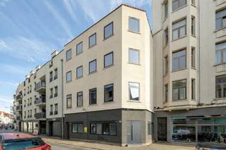 Bekijk alvast de videotour, het grondplan, EPC, asbestattest en de elektrische keuring via de Wellimmo-site ('documenten')<br /><br />Op zoek naar een instapklaar 1-slaapkamerappartement op toplocatie in Antwerpen? Dit lichtrijke appartement bevindt zich in de gegeerde Universiteitswijk, ter hoogte van Klapdorp – een levendige buurt tussen het historische centrum en het Eilandje.<br /><br />Het appartement beschikt over een aangename leefruimte, een aparte slaapkamer en een praktische indeling die zorgt voor een comfortabel woongevoel. De mooie parketvloer, doorgetrokken in zowel de leefruimte als de slaapkamer, zorgt voor een warme en verzorgde uitstraling.<br /><br />Gelegen op de eerste verdieping van een kleinschalig gebouw geniet je hier van de perfecte balans tussen rust en stadsleven. De ligging is zonder twijfel een van de grootste troeven: omringd door leuke adressen, winkels en met alles op wandelafstand, is dit een plek waar het bijzonder aangenaam wonen is.<br /><br />Het appartement behaalt momenteel reeds een gunstig EPC-label, opgemaakt vóór de plaatsing van de nieuwe ramen en een aankomende gevelreno. Bovendien is de gevelisolatie + gevelpleister reeds goedgekeurd (Zie 3D in de fotoreeks*) en gepland, waardoor het gebouw weer zal stralen en wat bovendien mooie vooruitzichten biedt naar de toekomst toe op vlak van energiezuinigheid en wooncomfort.  De maandelijkse kosten bedragen €140 (inclusief verwarming, water, syndicus, blokpolis,....en incl een bedrag van 44€ aan financiering die de VME heeft aangegaan voor deze gevelreno. Laag KI:519€!<br /><br />Ideaal voor starters, als pied-à-terre of als slimme investering op een sterke locatie.<br /><br />📩 info@wellimmo.net of 📞 03/225 00 68 voor meer info of een bezoek<br /> 