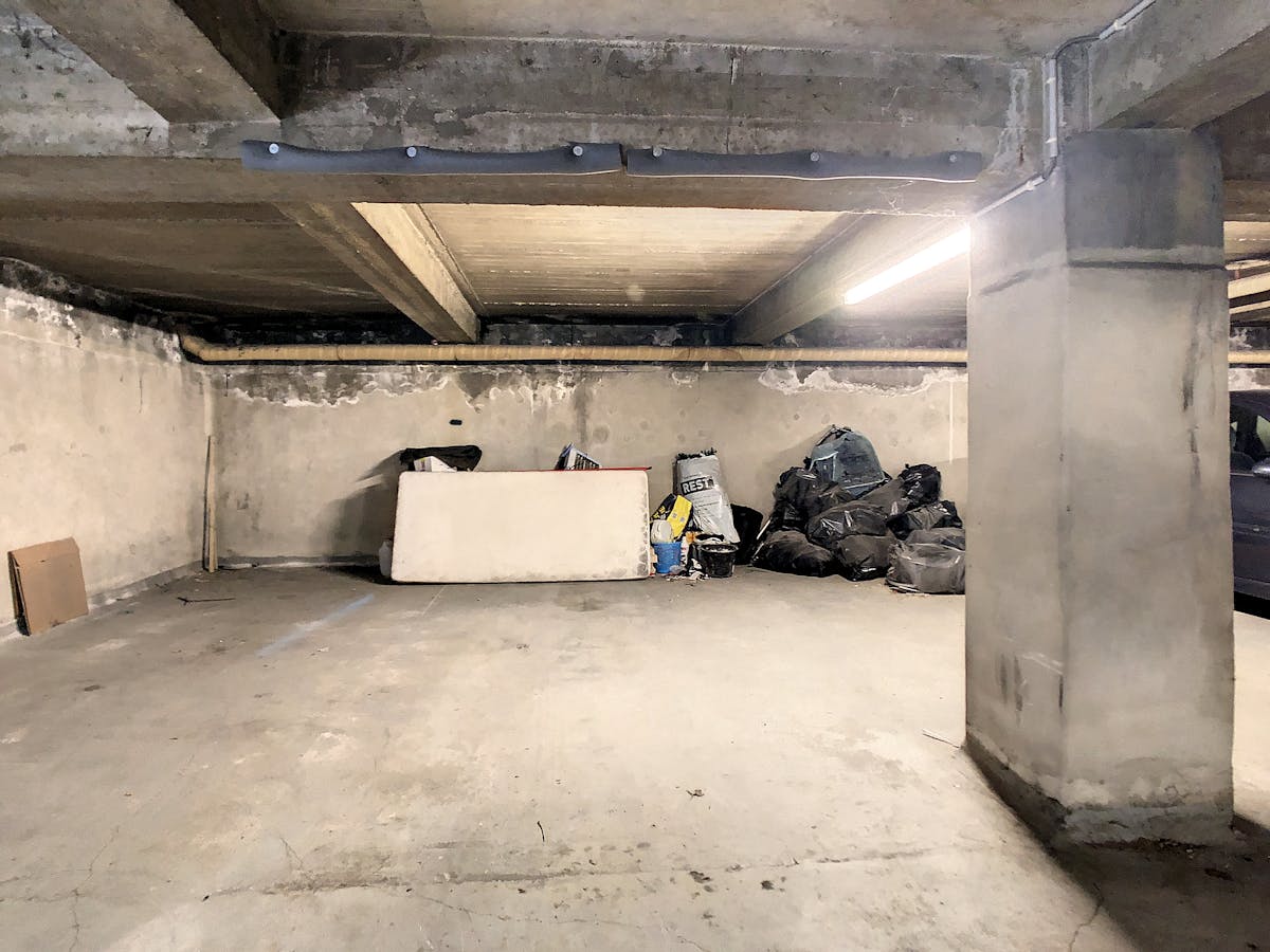 Goed gelegen autostaanplaats te koop in Merksem! - foto 4