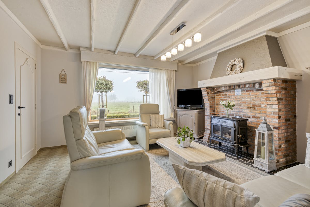 Alleenstaande bungalow met 3 slaapkamers, garage en tuin - foto 4