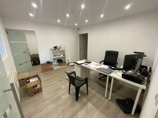 Nouvelle unité dans un nouveau parc PME à Machelen. Idéalement situé proche des grands axes. Surface de 241m² avec 2 places de parking privatives. Hauteur libre de 6m - grande porte sectionnelle électrique. Idéal pour du stockage ou un atelier de production. Pour plus de renseignements, contactez nous.