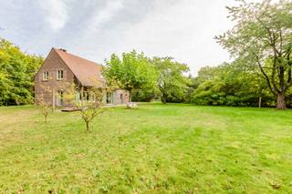 Stap binnen in een stukje landelijke charme, waar rust, natuur en ruimte centraal staan.Deze woning, gelegen op een prachtig perceel van ruim 1...