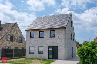 Inkomhal, ruime living met ingerichte open keuken (in afwerking), berging met wasruimte, gastentoilet, 3 slaapkamers, badkamer met inloopdouche bad...