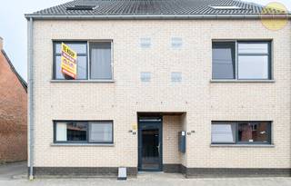 Het duplexappartement is gelegen in een rustige straat met éénrichtingsverkeer, vlakbij het centrum van Meerhout. In de nabijheid van lokale handelaars, scholen en openbaar vervoer. Ook de E313 is vlot bereikbaar vanaf dit appartement.<br /><br />Op de eerste verdieping vind je de keuken uitgerust met koelkast, elektrisch vuur en dampkap.<br />Ook is er een apart toilet en een bergruimte met voorziening voor wasmachine. Verder is dit verdiep voorzien van ingemaakte kasten. De grote raampartijen in de woonkamer zorgen voor heel wat lichtinval.<br /> <br />Met de trap ga je naar de tweede verdieping die is voorzien van twee slaapkamer waarvan 1 met ingemaakte kast. De badkamer heeft een toilet, ligbad met douche mogelijkheid en lavabo in meubel. <br /><br />Aan de achterkant van het gebouw is een mooi groot terras voorzien.<br /><br />Ook een garage is voorzien en is inbegrepen in de prijs.<br /><br />Enkele troeven:<br />- Gunstig EPC B (164 kWh m²/ jaar)<br />- Garage inbegrepen in prijs<br />- Groot terras<br />- Rustige ligging nabij centrum 