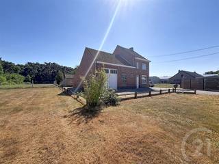 <p>Achterin gelegen landelijke woning met veel potentieel op een perceel van 78 are 61!</p><p>Op het gelijkvloers is er een living met aansluitend een eetkamer, een keuken, een badkamer, een berging een garage met naastliggende stockageplaats. Op de 1ste verdieping zijn er 2 grote slaapkamers.<br />Er zijn ook nog 2 grote zolders die kunnen omgevormd worden tot leefruimte en een stockagekelder.</p><p>Buiten is er een aparte garage en een extra bijgebouw.</p><p>Rondom de woning is er veel ruimte, met vooraan een groot stuk voor een voortuin met oprit en achteraan is er een tuin met prachtig zicht op het bos.</p><p>Ideaal voor dierenliefhebbers!</p><p>EPC: 1112 kWh/m² UC: 20251020-0003714026-RES-1<br />Renovatieverplichting!</p><p>Wens je een gratis schatting? Vergeet dan zeker geen contact met ons op te nemen!</p><p>Wil jij meer informatie over deze woning? Bel ons dan op 016 90 10 21 of mail naar info@future-home.be.</p><p>Woongebied en agrarisch gebied, Geen Vergunning, Geen Verkavelingsvergunning, Geen Dagvaarding, Voorkooprecht</p>