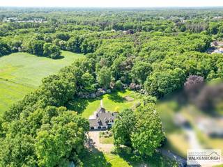 <span>CONTACT </span><br /><span>Jeroen Vandormael: jeroen@vastgoedvalkenborgh.be | 0498/05.76.72 </span><br /><br />Op een idyllische locatie, op een boogscheut van zowel Heusden-Zolder als Zonhoven, ligt deze unieke eigendom verscholen in het groen. Met een royaal perceel van 2,4 hectare, omringd door uitgestrekte velden en landelijke pracht, biedt deze woning een oase van rust en privacy, volledig afgesloten van de buitenwereld. Via een statige toegangspoort betreedt u het domein, dat volledig omheind is en geen inkijk heeft van buren. <br /><br />De prachtig aangelegde tuin, die in de zomer tot bloei komt met een weelderig kleurenpalet, nodigt uit tot genieten. Hier kan u in alle sereniteit vertoeven, wandelen door de omliggende weilanden of simpelweg wegdromen bij de adembenemende uitzichten. <br /><br />De woning zelf werd gebouwd in 1980 en zorgvuldig onderhouden door de huidige eigenaars. In 2003 werd een stijlvolle uitbreiding gerealiseerd, met een sfeervolle veranda/tuinkamer en een gezellige leeshoek, waardoor u nog intenser kan genieten van de prachtige tuin. Binnenin beschikt de woning over vier slaapkamers, een dubbele garage en een ruime tuinberging achteraan, ideaal voor opslag of houtopslag. Bovendien zijn er zonnepanelen geïnstalleerd, wat bijdraagt aan energiezuinig wonen. <br /><br />Deze exclusieve eigendom combineert comfort, ruimte en rust op een manier die zelden te vinden is. Met een stevige basis en uitstekend onderhoud, biedt het geheel tegelijk de mogelijkheid om met enkele hedendaagse accenten een persoonlijke toets te geven. Een buitenkans voor wie op zoek is naar een uitzonderlijke woonbeleving, ver weg van de drukte, maar toch nabij alle voorzieningen. <br /><br />TROEVEN <br />- rustige buurt <br />- privacy gegarandeerd <br />- lichtrijke ruimtes, grote raampartijen <br />- ruime inpandige garage (plaats voor 2 wagens) <br />- prachtig aangelegde tuin <br />- tijdloze inrichting <br />- houten ramen, dubbele beglazing <br />- 4 slaapkamers (voorzien van lavabo) <br />- scholen vlakbij <br />- tal van mogelijkheden <br />- saunakamer <br />- zonnepanelen <br /><br />BEKNOPT <br />Bewoonbare opp: 383 m² <br />EPC: 397 kWh / (m² jaar) <br />Opp. Perceel: 2ha 48a 40ca <br />Jaar einde opbouw: 1980 <br />CV stookolie: radiatoren <br />Vraagprijs: op aanvraag <br /><br />Meer info: www.vastgoedvalkenborgh.be <span>of via 0498/05.76.72 </span><br /> 