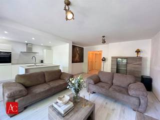 <p>Dit instapklare gelijkvloers appartement in Sint‑Niklaas combineert comfort, rust en een uitstekende ligging. De lichtrijke leefruimte sluit mooi aan op de privatieve tuin met terras, een ideale plek om te ontspannen in alle privacy. De woning beschikt over twee volwaardige slaapkamers, een praktische badkamer en een keuken die vlot aansluit op de leefruimte. Dankzij de conforme elektrische installatie en het EPC van 211 woon je hier zorgeloos en energiezuinig.</p><p>Een extra troef is de garage, die niet alleen parkeergelegenheid biedt maar ook extra bergruimte. De ligging is bijzonder aantrekkelijk: op wandelafstand van recreatiedomein Het Ster, waar natuur, sport en ontspanning samenkomen. Bovendien zorgen de nabijgelegen invalswegen voor een vlotte verbinding richting Antwerpen, Gent en de E17, wat dit appartement ideaal maakt voor pendelaars.</p><p>Kortom, dit is een comfortabel en praktisch appartement met een leuke ligging en alle voorzieningen binnen handbereik. <br />Interesse? Maak vandaag nog uw afspraak.</p>