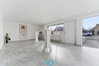In het landelijke Zillebeke, op een uitstekende ligging vlak bij Ieper, vinden we deze ruime woning met tal van mogelijkheden terug. De woning ligt...