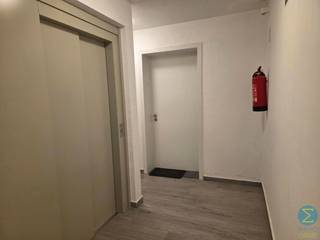 Instapklaar 1-slaapkamer appartement met groot terras (12m²).Via de inkomhal komt u in de lichtrijke woonkamer met open keuken. De keuken is volledig...