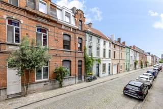 Gelegen in een rustige éénrichtingsstraat nabij het centrum van Gent treffen we deze instapklare, lichtrijke rijwoning aan.
De woning heeft de volgende indeling: inkomhal met vestiaire, lichtrijke woon- en eetkamer, volledig ingerichte keuken, badkamer met lavabo, douche en toilet en een veranda.
Op de eerste verdieping zijn er twee ruime slaapkamers, derde slaapkamer op de tweede verdieping, en een zolder met mogelijkheid tot inrichten als volwaardige vierde slaapkamer.
De woning beschikt ook over een grote, droge kelder en een groene stadstuin.
Troeven: perfect instapklaarinstapklaar, locatie (gelegen in een buurt met nieuwe horecazaken, parken,...) vlakbij station Gent - Dampoort en op fietsafstand van het historische centrum Gent.
Renovatieverplichting: nee.
Deze woning wordt aangeboden aan een instelprijs.
Voor meer informatie of een bezoek kan u terecht bij Sander Dejonghe via sander@vastgoeddejonghe.be, Evy Dhondt via evy@vastgoeddejonghe.be of Inias Leten, Inias@vastgoeddejonghe.be
Alle dossierstukken kan u downloaden op onze website: www.vastgoeddejonghe.be
