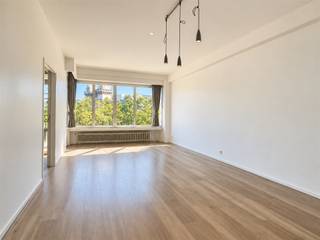 Surf naar www.abricasa.be en plan jouw verhuurafspraak in samen met onze digitale assistente Alice!Fijn appartement met 2 slaapkamers op 't Zuid!Via de lift/trap bereik je het appartement op de 3e verdieping. Vooraan bevindt zich de ruime en lichtrijke leefruimte, de keuken met berging en een balkon. Via de inkomhal heb je toegang tot de aparte toilet en de badkamer met bad/douche en aansluiting voor een wasmachine en droogkast. De twee slaapkamers van 13 & 9m² bevinden zich achteraan en geven beide toegang tot het aangename terras van 5m². Het appartement heeft een prachtig uitzicht en is gelegen op een toplocatie. - NIET GEMEUBELD- EPC: 241 kWh/m²jaar - Maandelijkse kosten: 110,- euro bevatten: provisie water, onderhoud & verbruik gemeenschappelijke delen - Huurwaarborg: 2.700,- euro (3 maanden huur) - Beschikbaar: onmiddelijk- Type contract: Bepaalde duur (1 jaar) (nadien verlengbaar)- Adres: Amerikalei 91 - 2000 ANTWERPENWens je jouw huis, appartement, bouwgrond of opbrengsteigendom te verkopen? Op zoek naar een vastgoedmakelaar voor de verhuur of het beheer van jouw eigendom(men)? Abricasa staat voor een persoonlijke én actieve vastgoedbegeleiding van A tot Z! Bel ons voor een vrijblijvende afspraak op 03 259 04 04 of spring binnen op ons kantoor te Kasteelstraat 58 - 2000 Antwerpen!