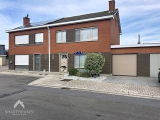 <p>Instapklare gezinswoning in een doodlopende straat bestaande uit een inkomhal met gastentoilet en vestiaire, ruime leefruimte met eet-en zithoek, vernieuwde keuken met eetplaats, berging, garage met sectionale poort en een aangelegde tuin met overdekt terras en tuinberging. Op het verdiep zijn 3 slaapkamers, ingerichte badkamer (douche, toilet en lavabo) en een trapluik naar de geïsoleerde zolder.</p>
<p></p>
<p>Extra troeven:</p>
<ul>
<li>Rustige en kindvriendelijke omgeving</li>
<li>Doodlopende straat</li>
<li>Garage met directe toegang tot de tuin</li>
<li>Regenwaterput</li>
<li>Voortuin met private oprit</li>
<li>In de nabijheid van scholen, winkels en openbaar vervoer</li>
</ul>
<p></p>
<p>Deze woning is te koop ZONDER makelaar via het concept van Smart Houses! Wenst u verdere inlichtingen of bezoek? Contacteer rechtstreeks de eigenaar via +32479843568</p>