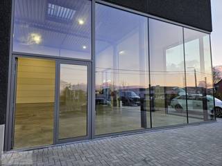 Op slechts 3 minuten van de N16 (Sint-Niklaas – Willebroek) bevindt zich deze moderne showroom langs de Puursesteenweg. Dankzij de opvallende ligging geniet het pand van veel visibiliteit.<br />De showroom heeft een vrije hoogte van 7 meter en is uitgerust met een grote sectionaalpoort (4 m x 4,5 m) en twee toegangsdeuren. Voor bezoekers of personeel zijn er 7 privatieve parkeerplaatsen beschikbaar, wat dit pand bijzonder geschikt maakt als showroom voor zelfstandigen of kmo’s. Indien gewenst, is er bovendien de mogelijkheid om kantoren op een mezzanine te voorzien.<br /><br />Technische voorzieningen:<br />Elektriciteit: 3-fase, 40A<br />Aansluiting op aardgas<br />Water aanwezig<br /><br />Een veelzijdige en instapklare ruimte die perfect inzetbaar is als showroom met uitstekende bereikbaarheid en zichtbaarheid.