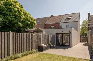 <p><strong>Gezinswoning met tuin en zij-ingang in het centrum van Kalmthout</strong></p>
<p>Welkom in deze <strong>charmante gezinswoning</strong>, ideaal gelegen in het <strong>centrum van Kalmthout</strong>, op <strong>wandelafstand van het treinstation, de markt, winkels en scholen</strong>. Dankzij deze <strong>uitstekende ligging</strong> geniet u van alle voorzieningen binnen handbereik, terwijl u toch kan thuiskomen in een <strong>rustige en aangename woonomgeving</strong>.</p>
<p><strong>Gelijkvloers:<br /></strong>- een <strong>inkomhal met praktische ingemaakte kasten<br /></strong>- een <strong>apart gastentoilet met handwasser<br /></strong>- een <strong>bureauruimte met ingemaakte kasten</strong>, ideaal als thuiswerkplek<br />- een <strong>ruime en lichtrijke leefruimte</strong> met open indeling tussen zit- en eetplaats<br />- grote raampartijen en een <strong>lichtkoepel</strong> die zorgen voor een <strong>aangename lichtinval<br /></strong>- rechtstreekse toegang tot het <strong>terras en de tuin<br /></strong>- een <strong>moderne open keuken met kookeiland</strong>, uitgerust met: inductiekookplaat, oven, vaatwasser, koelkast, diepvries en voldoende kastruimte<br />- een <strong>praktische kelder</strong>, ideaal als extra opslagruimte</p>
<p><strong>Eerste verdieping:<br /></strong>- een <strong>moderne badkamer</strong> met inloopdouche, lavabo met meubel en spiegel, natuurlijk licht via raam<br />- een <strong>slaapkamer<br /></strong>- een <strong>extra kamer</strong>, perfect als dressing, bureau of extra slaapkamer</p>
<p><strong>Tweede verdieping:<br /></strong>- een <strong>ruime master bedroom</strong> met dakraam en veel natuurlijk licht<br />- een <strong>open dressingruimte<br /></strong>- een <strong>extra douche en lavabo</strong>, ideaal als comfortabele ouderverdieping</p>
<p><strong>Buitenruimte:<br /></strong>- een <strong>verzorgde tuin met terras</strong>, waar u in alle rust kan genieten<br />- voorzien van <strong>water- en elektriciteitsaansluitingen<br /></strong>- een <strong>praktische zij-ingang</strong>, ideaal voor fietsen, tuinmateriaal of directe toegang tot de tuin</p>
<p><strong>Bijzonderheden:<br /></strong>-<strong> centrale ligging</strong> in het centrum van Kalmthout<br />- <strong>alles op wandelafstand</strong> (trein, winkels, scholen, markt)<br />- <strong>lichtrijke leefruimte</strong> met lichtkoepel<br />- <strong>moderne keuken</strong> met kookeiland<br />-<strong> 3 slaapkamers</strong> met dressingmogelijkheden<br />- <strong>extra douche</strong> op de tweede verdieping<br />-<strong> praktische kelder<br /></strong>-<strong> aangename tuin met terras<br /></strong>-<strong> handige zij-ingang</strong> langs de woning<br />- <strong>water en elektriciteit</strong> voorzien buiten</p>
<p>Deze woning combineert <strong>ruimte, licht en functionaliteit</strong> met een <strong>topligging</strong>, en vormt zo de <strong>ideale thuisbasis voor gezinnen of koppels</strong> die comfortabel willen wonen in het hart van Kalmthout.</p>
<p></p>