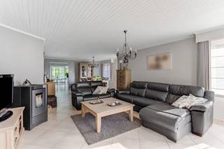 Deze vrijstaande woning is gelegen in een rustige en doodlopende straat in Retie (Schoonbroek).<br />Op slechts 1 km van de E34 autosnelweg Antwerpen-Eindhoven.<br /><br />De indeling is de volgende:<br /><br />Via de centrale inkomhal betreden we de woning, deze hal geeft toegang tot een slaapkamer, wat altijd gemakkelijk is als je de trap niet meer op kunt. Verder bereiken we een woonruimte met een eet- en zithoek. Deze beschikt over een kachel voor de koude wintermaanden.<br />Aansluitend is er een ingerichte keuken met zicht op de tuin en veranda.<br />Links achteraan de woning bevindt zich een grote wasplaats en een apart toilet.<br /><br />Op de eerste verdieping zijn er 3 volwaardige slaapkamers en een badkamer met een inloopdouche, wc en dubbele lavabo.<br /><br />Links van het perceel ligt de garage met een extra bergruimte.<br />De tuin is afgesloten, bereikbaar langs de achterzijde via een kerkenpadje en perfect geschikt om kinderen in een veilige omgeving te laten spelen<br />of voor de hobbytuinier.<br /><br />Pluspunten:<br /><br />* Rustige ligging en dicht bij autosnelweg<br />* Doodlopende straat<br />* Zonnepanelen<br />* Geen renovatie plicht