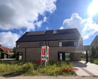 <p>Deze 2 prachtige en royale nieuwbouwwoningen zijn gelegen in een rustige woonstraat, doch op slechts enkele minuten van de oprit van autostrade en vlakbij het centrum van Aarschot.<br />De woningen worden volledig afgewerkt en beschikken over 5/6 slaapkamers en maar liefst 3 badkamers.<br />De woningen zijn volledig instapklaar en geschilderd !<br />Lot 1: 4 are 83 ca : 690.000 euro excl. kosten<br />Lot 2: 3 are 97 ca : 680.000 euro excl. kosten<br />Indien u voldoet aan de voorwaarden, kan u aankopen aan 6% BTW</p>