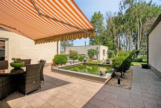 <p>Laat deze unieke opportuniteit niet voorbijgaan. Doe een bod vanaf €648.000. </p><p><br />In een groene en bijzonder rustige omgeving bevindt zich deze recente en perfect onderhouden bungalow (2019), waar hedendaags wooncomfort en energiezuinigheid hand in hand gaan met maximale privacy en open zichten.<br /> </p><p>Deze eigendom biedt een zeldzame combinatie van hedendaagse architectuur, een royaal perceel en een uitstekende energiescore (E18 – label A), wat resulteert in een toekomstgerichte en uiterst comfortabele woonervaring.</p><p><strong>INDELING</strong>: inkom met gastentoilet, bureauruimte, open leefruimte en keuken met aansluitend terras, 3 slaapkamers, badkamer (inloopdouche, ligbad, dubbele wastafel), nachttoilet, wasplaats, berging, inpandige garage.<br /><br /><strong>EXTRA</strong>: Multifunctioneel bijgebouw of tweede garage met aansluitingen voor water en elektriciteit</p><p><strong>TROEVEN:</strong><br />- Energiezuinig (Label A - E18), <br />- Prachtige ligging en ruime tuin<br />- Ruime woning met 3 of 4 slaapkamers <br />- Multifunctioneel bijgebouw<br />- Instapklaar en toekomstgericht</p><p>Heb je bijkomende vragen en/of plan je graag een bezoek? <br />Contacteer <strong>Simon via 0499 99 49 17</strong> of <strong>simon@heritagevastgoed.be </strong><br /><br /><strong>Technische info</strong>: <br />• EPC: 38 kWh/m² jaar | label A <br />• Stedenbouw: Vg | Ag | Gmo | Gvkr | Gvv<br />• Watertoets: perceelscore A - gebouwscore A <br />• De bovenvermelde bewoonbare oppervlakte betreft de bruto oppervlakte zoals vermeld in het EPC-attest<br /> </p>