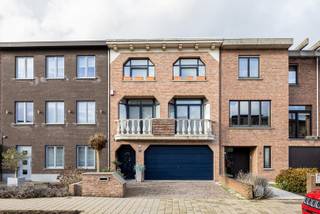 Hecht u veel belang aan een woning met karakter die voorzien is van veel ruimte (292m² bewoonbaar), licht met grote inpandige garage en tuin? Dan is dit wellicht wat u zoekt. <br /><br />Indeling<br />U komt binnen in de inkomhal. Via de hal heeft u toegang tot de grote garage, waar u voldoende plaats heeft voor 2 wagens en waar achteraan een extra berging is, ideaal als stockageruimte voor voedingswaren of fietsen. Ook is er zeer grote kelder. De technische ruimte bevindt zich eveneens op de gelijkvloerse verdieping, Via de trap komt u in de ruime leefruimte. Door de aanwezigheid van een kachel wordt de gezelligheid van deze ruimte extra benadrukt. Verder vind je op deze verdieping de keuken met eethoek en zicht op de tuin. De bureelruimte zit achter de spiegel, ideaal om wonen en thuiswerken te combineren. Op de 2e verdieping bevind zich centraal de badkamer, met ligbad en inloopdouche. Op deze verdieping zijn 4 ruime slaapkamers. <br /><br />Pluspunten:<br />- Energielabel B<br />- Grote garage en oprit<br />- Tuin<br />- Zeer ruim: 292² bewoonbaar oppervlakte<br />- 4 slaapkamers + bureel<br /><br />Klinkt deze woning als uw toekomstige thuis? Bel dan snel naar One vastgoed via 03 360 85 30 voor een afspraak!