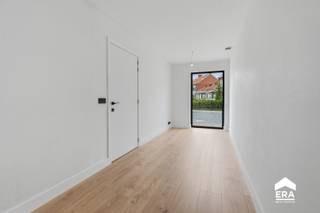 <p>Maak kennis met deze moderne nieuwbouwwoning in de Groene-Herderstraat, waar hedendaags comfort en duurzaamheid samenkomen. ✨<br /> </p>

<p>De locatie is moeilijk te overtreffen: in het gezellige en gegeerde Rumbeke, op een boogscheut van het groene Sterrebos en het bruisende centrum, maar evengoed vlakbij AZ Delta, de ring rond Roeselare en de opritten naar de E403. &amp;#127795; Rust én bereikbaarheid, perfect gecombineerd.<br /> </p>

<p>Binnen word je verwelkomd door een lichtrijke, ruime leefruimte met open keuken — een aangename plek om vrienden te ontvangen of gewoon tot rust te komen. ☀️ Op het verdiep vind je drie ruime slaapkamers en een ruime badkamer. Achteraan geniet je van een heerlijk zonnige tuin met grote tuinberging, ideaal bij de eerste zonnestralen of een gezellige avond buiten. &amp;#127807; Praktisch is het ook helemaal in orde: een aparte (was)berging, een ruime garage en bovenaan een zolder van zo'n 30 m² voor extra opslag.<br /> </p>

<p>Maar het echte verschil zit in het comfort en de duurzaamheid van een doordachte nieuwbouw. &amp;#128170; Geen asbest, conforme elektriciteit, en verwarming via een warmtepomp met vloerverwarming op zowel het gelijkvloers als het verdiep — heerlijk gelijkmatige warmte in heel de woning. Zonnepanelen op zowel de voor- als achterzijde van het dak zorgen voor maximaal rendement, en een regenwaterput van 10.000 liter maken het plaatje compleet. Wonen zonder zorgen, met de energiefactuur stevig onder controle. &amp;#128267;<br /> </p>

<p>Kortom: een energiezuinige, kwaliteitsvolle thuis op een toplocatie, klaar voor een nieuw hoofdstuk. &amp;#128273;<br /> </p>

<p><em>Verkoop onder het btw-stelsel van 21% (nieuwbouw).<br />De prijs betreft een instelprijs. Elk bod hoger dan de instelprijs wordt in overweging genomen door de eigenaar.</em></p>