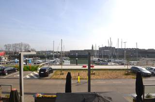 Res. Rivage. Prachtige studio op de Rederskaai te Zeebrugge. Deze studio biedt een comfortabele en gezellige leefruimte met een aparte badkamer, voorzien van douche, lavabo en toilet. Praktisch ingerichte keuken. Kleine slaaphoek die ook kan dienen als extra berging. De grote troef van deze studio is het adembenemend uitzicht. Desgewenst vlot verhuurbaar.<br />Res. A531<br /> 