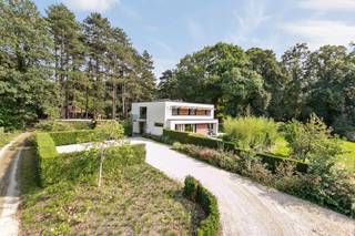 Rustig gelegen, moderne villa met 4 slaapkamers, 2 badkamers en een schitterende tuin.Deze gezinswoning ligt tussen Leuven en Brussel, op...