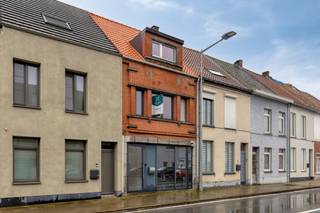 Ontdek deze charmante en instapklare woning in Brakel, ideaal als gezinswoning of geschikt voor wie wonen en werken wil combineren.
De woning beschikt over vier ruime slaapkamers en een grote, aangename tuin waar je volop kan genieten van rust en privacy. Dankzij het vernieuwde dak en de aanwezigheid van zonnepanelen is de woning bovendien energiezuinig en toekomstgericht.
Binnenin is alles reeds in goede staat: de keuken, badkamer en leefruimtes zijn volledig in orde, waardoor je zonder zorgen meteen kan intrekken. Tegelijk zijn er nog uitbreidingsmogelijkheden op het gelijkvloers, bijvoorbeeld voor een grotere leefruimte of keuken. De bijhorende architectenplannen zijn reeds beschikbaar, wat extra potentieel biedt voor verdere optimalisatie.
Vooraan in de woning bevindt zich een extra ruimte die perfect kan dienen als bureau, praktijkruimte of hobbykamer. Hierdoor is deze woning uitermate geschikt voor wie wonen en werken wil combineren.
Kortom, een veelzijdige en instapklare woning met uitbreidingsmogelijkheden en tal van troeven – een unieke opportuniteit die je niet wil missen. Maak snel online uw afspraak.

Exclusief te koop aangeboden via de Oximo online verkoopsprocedure. Voor registratie en aanvaarding van de verkoopsvoorwaarden zie www.oximo.be.