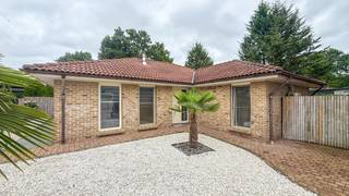 <p>Bij ImmoFusion 7/7 “open huis” : klik op onze 3D-TOUR.<br />Ervaar vastgoed alsof je er zelf doorloopt!</p>
<p>Op zoek naar een uitzonderlijke combinatie van wonen en ondernemen? Dan is deze eigendom absoluut het ontdekken waard! Je geniet hier van een perfect onderhouden loods, een echte parel, een volledig gelijkvloerse woning, een ruime tuin, een ingebouwd zwembad én achteraan nog een extra chalet. Het geheel wordt als één geheel verkocht.</p>
<p>De bedrijfsruimte beschikt over een inkomhal met bureel/onthaal, ideaal voor het ontvangen van klanten of het organiseren van de dagelijkse administratie. Alsook over een ruim magazijn en een apart toilet. Boven het bureel bevindt zich nog een professionele ruimte, ideaal als bureel voor de zaakvoerder. Daarnaast is er een extra ruimte voor werkmateriaal. De loods verkeert in goede staat en biedt dankzij haar ruime indeling tal van mogelijkheden voor verschillende bedrijfsactiviteiten.</p>
<p>Ook de woning is bijzonder aangenaam ingedeeld. Vanuit de inkomhal bereik je de twee volwaardige, ruime en lichtrijke slaapkamers. De moderne badkamer is eveneens lichtrijk en eigentijds ingericht.</p>
<p>De volledig geïnstalleerde en moderne keuken geniet van een mooie lichtinval en biedt zicht op de tuin. Ook de ruime woonkamer is bijzonder lichtrijk en beschikt over rechtstreeks zicht én toegang tot de grote tuin. Hierdoor ontstaat een mooie verbinding tussen de leefruimte en het buitenleven.</p>
<p>De loods beschikt over een EPB-label B. De woning heeft momenteel een EPC-label E, maar dit kan aanzienlijk verbeterd worden. Door de elektrische verwarming te vervangen door een warmtepomp, kan de woning in principe evolueren naar een EPC-label A.</p>
<p>Buiten vormt het ingebouwde zwembad een absolute blikvanger. De grote tuin biedt alle ruimte om te ontspannen en te genieten. Achteraan bevindt zich bovendien nog een chalet zonder afzonderlijk huisnummer, wat interessante mogelijkheden biedt, onder meer voor onderverhuur, afhankelijk van de geldende regelgeving.</p>
<p>De combinatie van een instapklare, gelijkvloerse woning met een professionele loods in perfecte staat maakt dit een bijzonder veelzijdige eigendom. Ideaal voor wie wonen en werken op één locatie wil combineren, maar ook interessant voor ondernemers en investeerders.</p>
<p>Pluspunten:<br />- Overname aandelen mogelijk<br />- Perfect onderhouden loods, echte parel<br />- Volledig gelijkvloerse woning<br />- 2 ruime en lichtrijke slaapkamers<br />- Moderne, lichtrijke badkamer<br />- Volledig geïnstalleerde moderne keuken<br />- Ruime, lichtrijke woonkamer met zicht op en toegang tot de tuin<br />- Grote tuin met ingebouwd zwembad<br />- Extra chalet achteraan zonder afzonderlijk huisnummer<br />- Professionele ruimte boven het bureel<br />- Extra ruimte voor werkmateriaal<br />- Wordt als één geheel verkocht<br />- Ideale combinatie van wonen en ondernemen<br /><br />Maatregelen opgenomen in het Maatregelenregister: nee</p>
<p>Voor een bezichtiging ter plaatse of meer info, bel ons op 078/78.78.70, of kom gewoon binnen op ons kantoor, steeds welkom!</p>